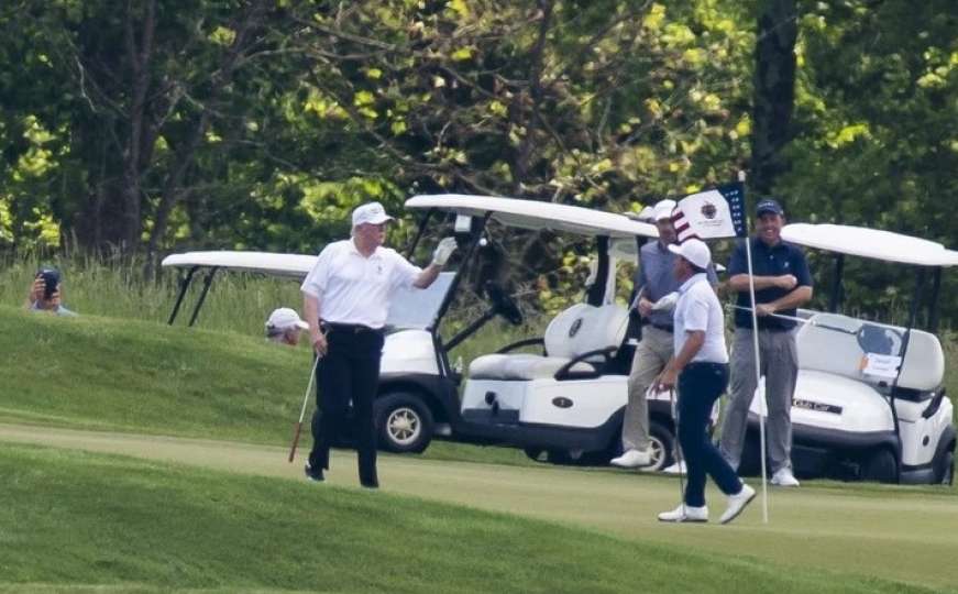 Biden: Dok Amerikanci umiru, Trump igra golf